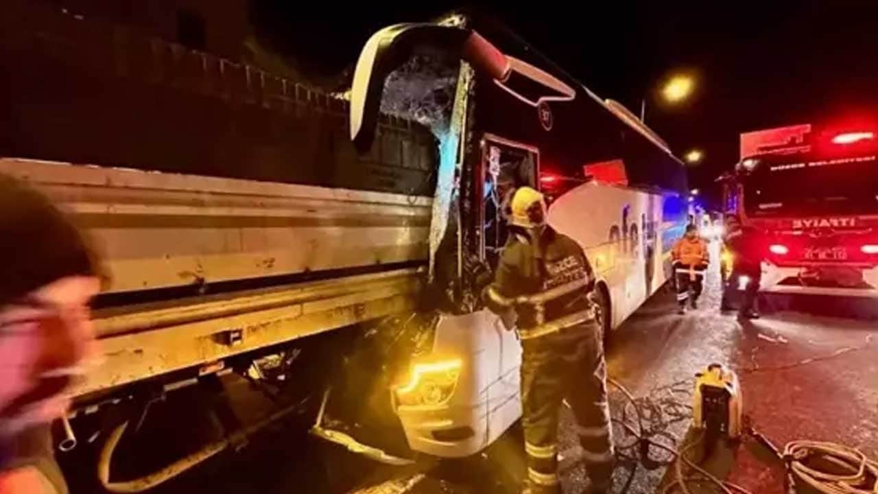 Yolcu otobüsü, TIR'a çarptı! Maalesef acı haber geldi