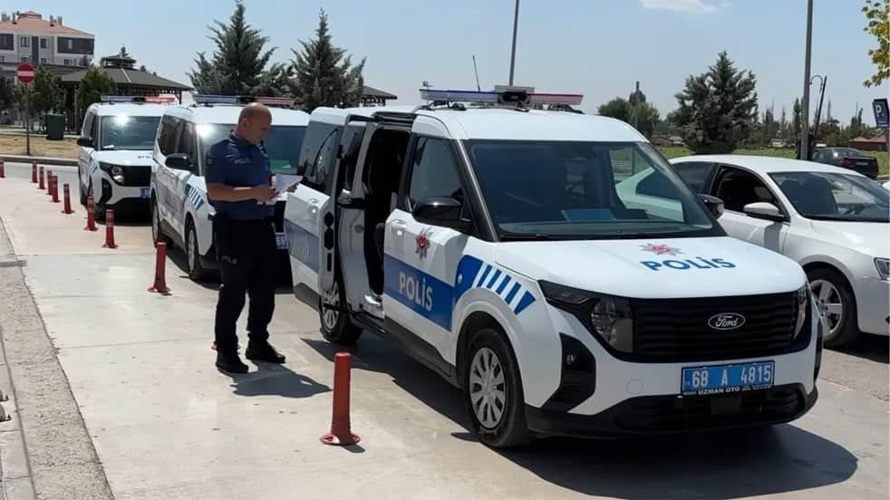 Yolda birbirleri ile kavga ederken bahçesinde oturan kadını vurdular!