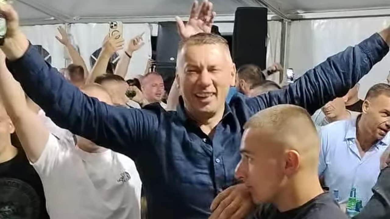 Yüzlerce Sırp, Müslümanları hedef alan şarkılar söyledi