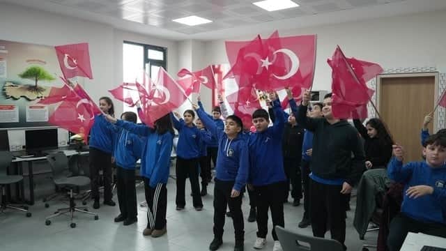 Zabıtadan bayrak sevgisine destek Düzce zabıtası okullarda Türk bayrağı dağıttı