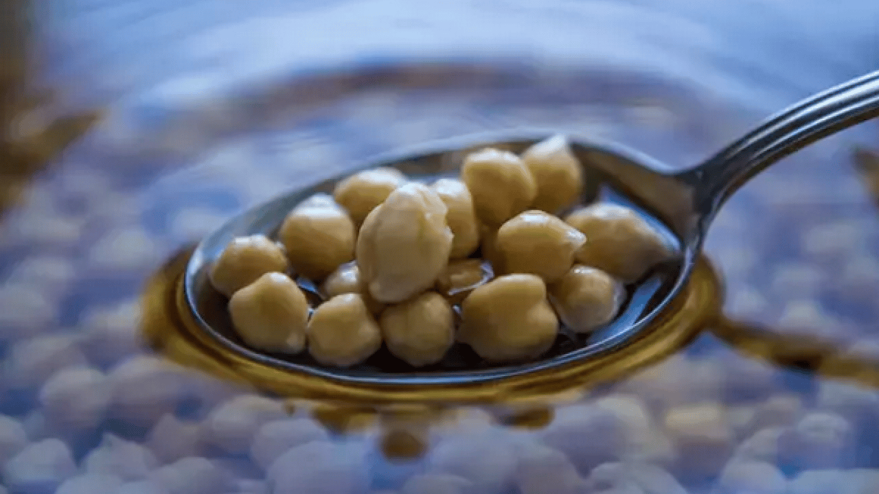 1 gün önceden ıslatma derdine son! Suyuna bir kaşık karbonat ekleyince nohutlar ağızda eriyor