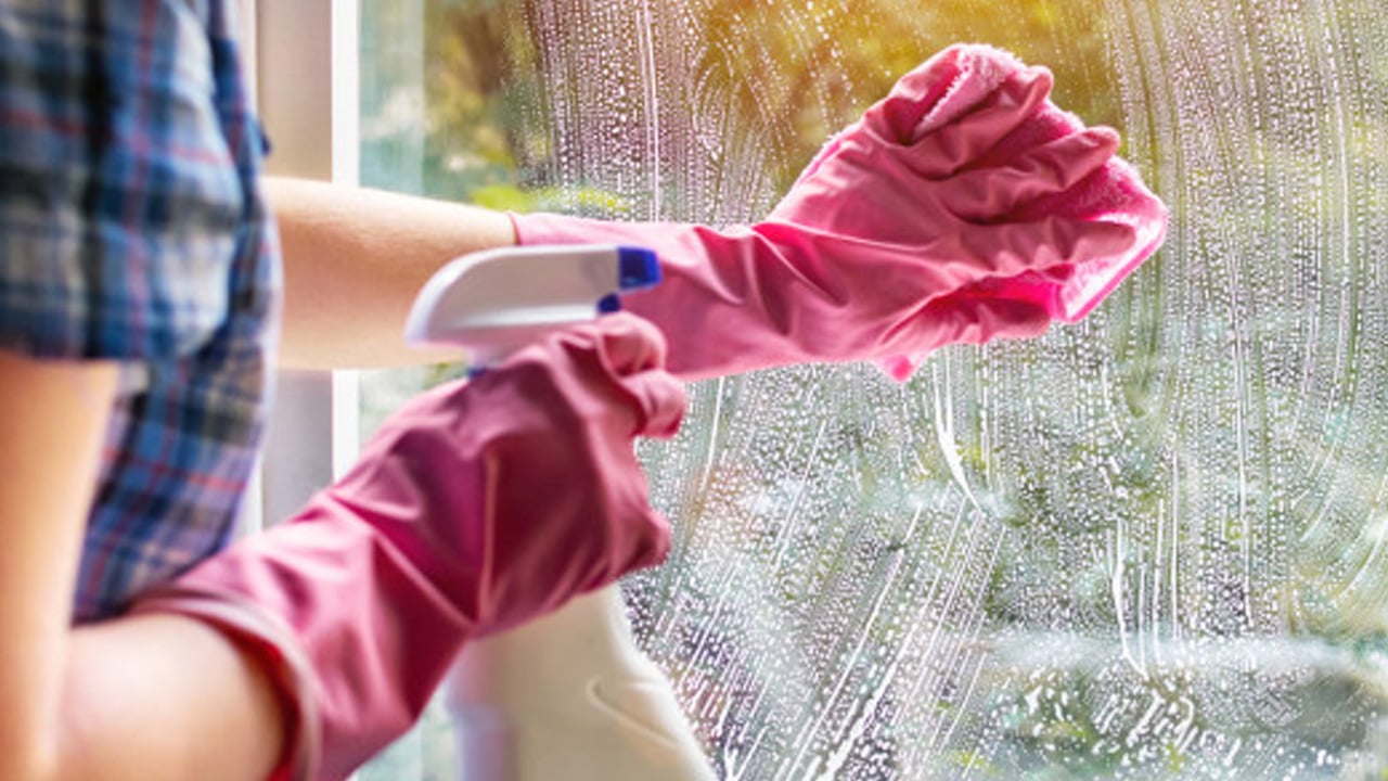 Foto - Bir kaşık ekleyin! Günlerce hoş koku yayılıyor! Camları silmeden önce bunu sürün! 2 ay boyunca yeter