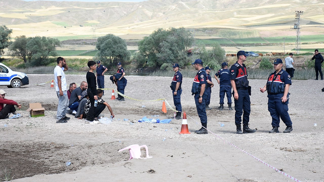 Foto - 1 ölü, 1 kayıp! Kızılırmak’ta can pazarı... Çamaşır yıkayan çocuklar akıntıya kapıldı 