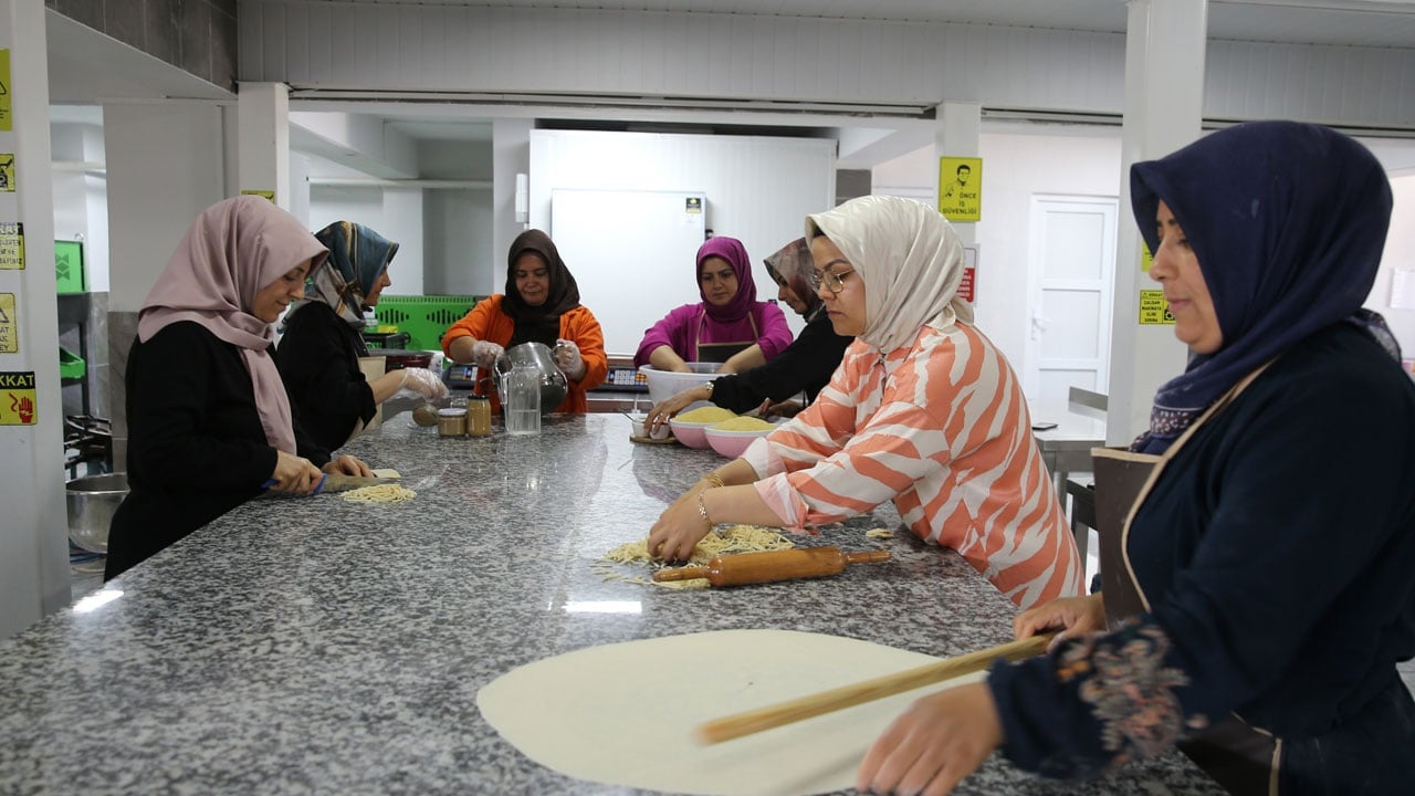 Foto - 10 kadın güçlerini birleştirdi! Yöresel lezzetleri kazanca dönüştürdüler