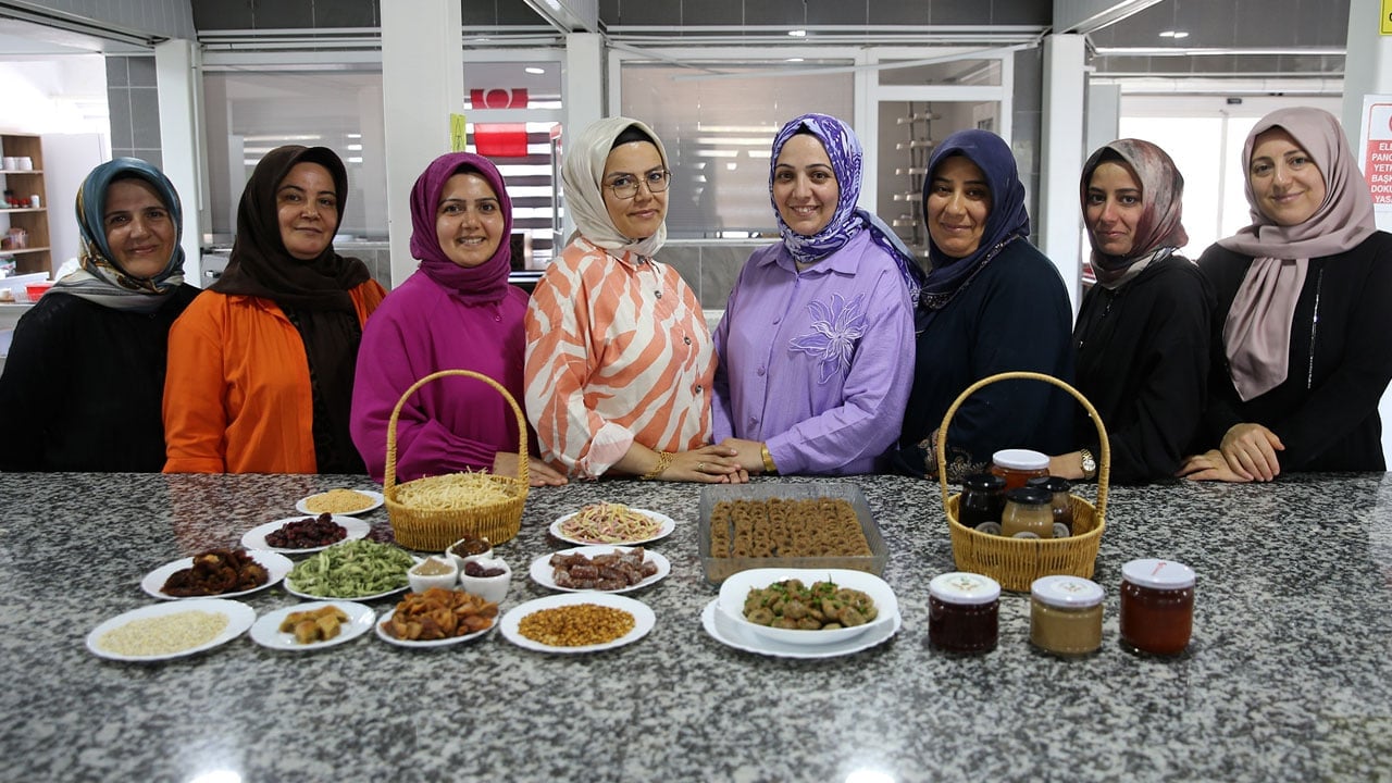 10 kadın güçlerini birleştirdi! Yöresel lezzetleri kazanca dönüştürdüler