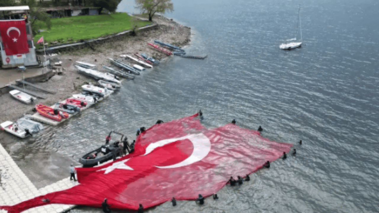 Foto - 100 dalgıç tek yürek oldu: Sapanca Gölü’nde 1923 metrekarelik dev bayrak