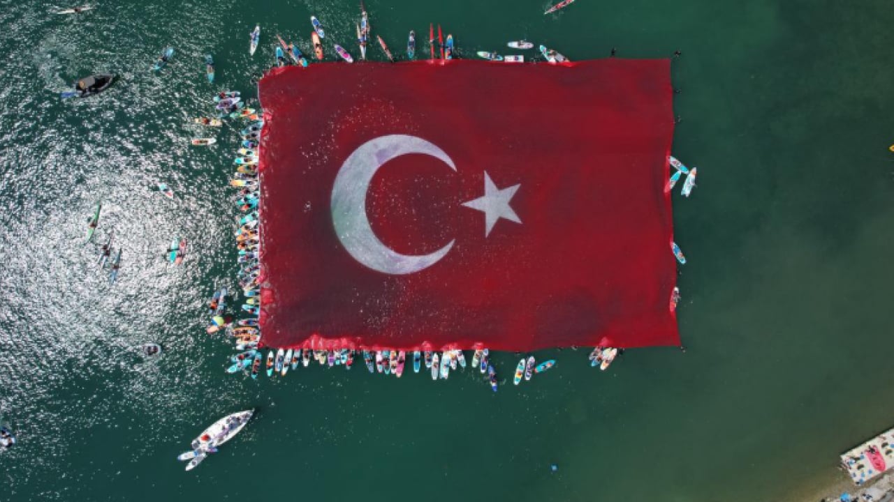 100 dalgıç tek yürek oldu: Sapanca Gölü’nde 1923 metrekarelik dev bayrak