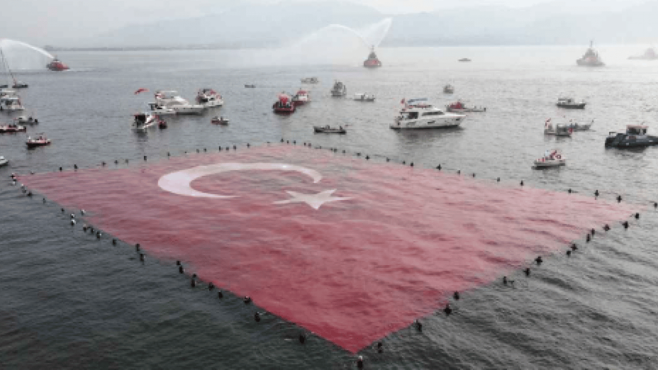 Foto - 100 dalgıç tek yürek oldu: Sapanca Gölü’nde 1923 metrekarelik dev bayrak