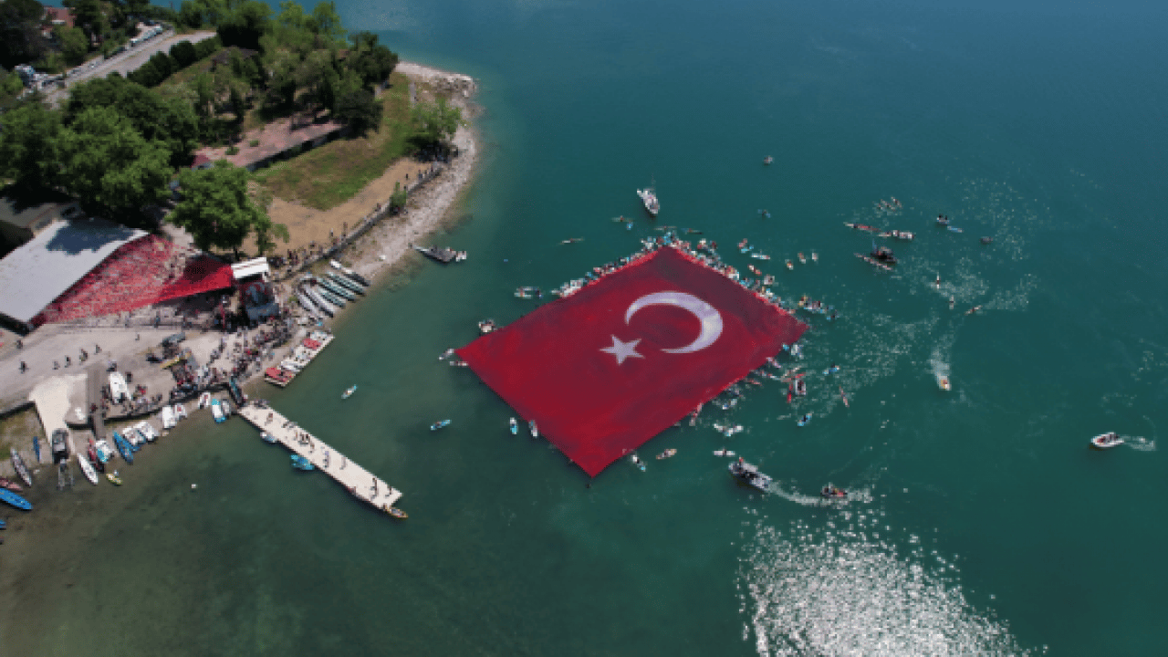 Foto - 100 dalgıç tek yürek oldu: Sapanca Gölü’nde 1923 metrekarelik dev bayrak