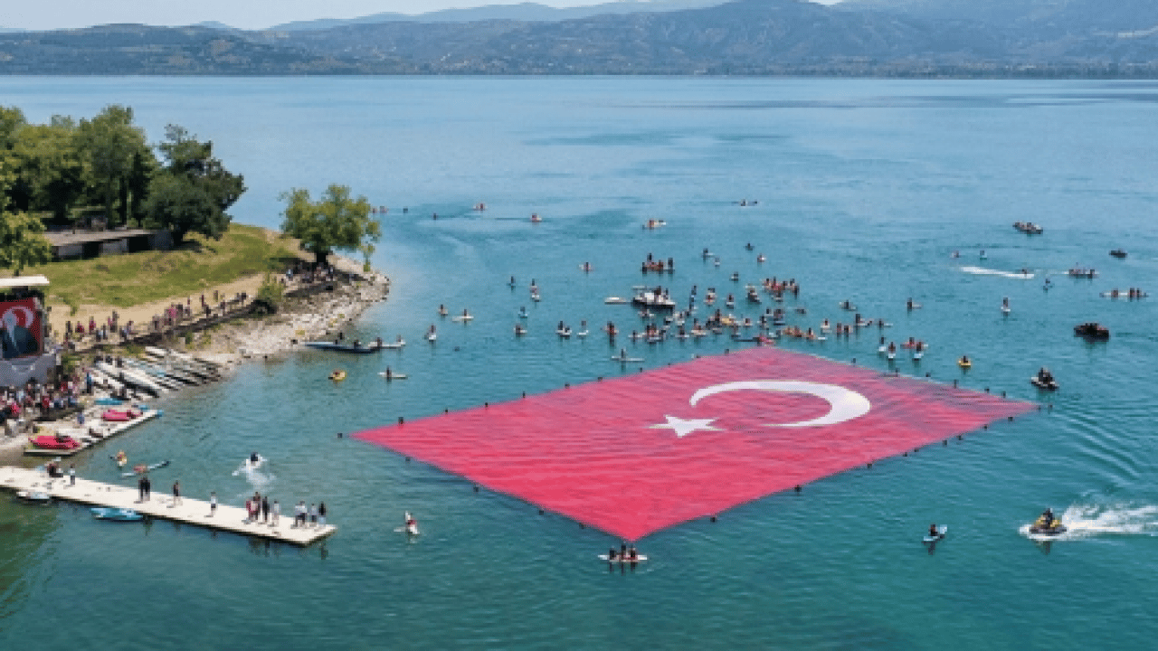 Foto - 100 dalgıç tek yürek oldu: Sapanca Gölü’nde 1923 metrekarelik dev bayrak