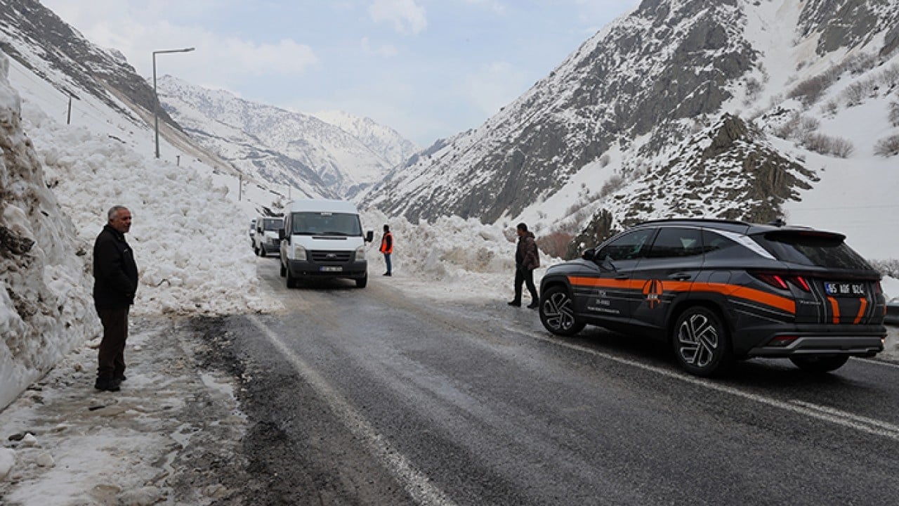 Foto - 100’den fazla çığa engel oldular Savaşın galibi Turuncu yelekliler