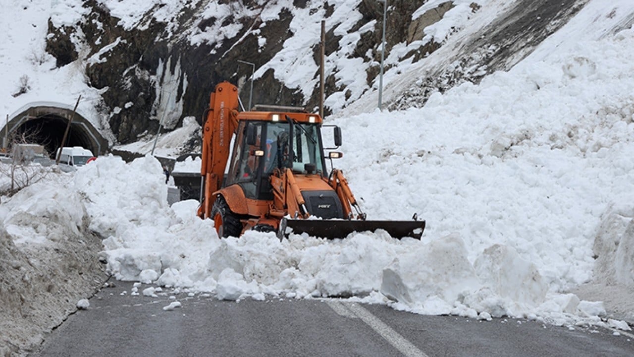 Foto - 100’den fazla çığa engel oldular Savaşın galibi Turuncu yelekliler