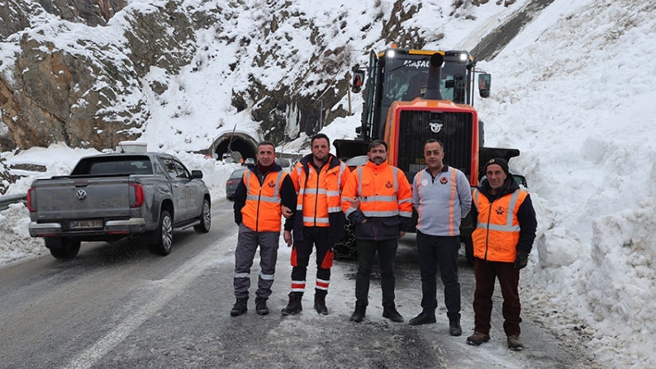 Foto - 100’den fazla çığa engel oldular Savaşın galibi Turuncu yelekliler