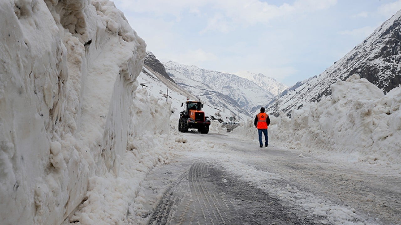 Foto - 100’den fazla çığa engel oldular Savaşın galibi Turuncu yelekliler