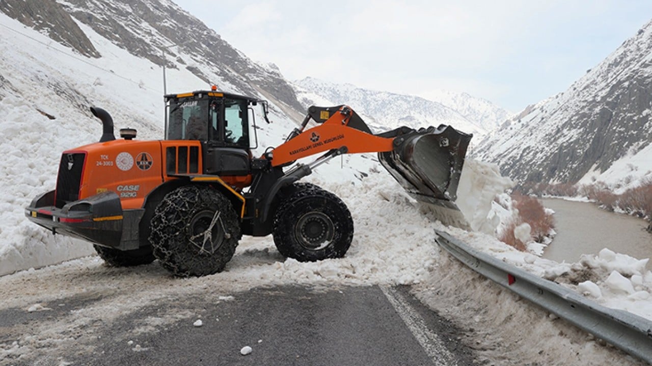 Foto - 100’den fazla çığa engel oldular Savaşın galibi Turuncu yelekliler