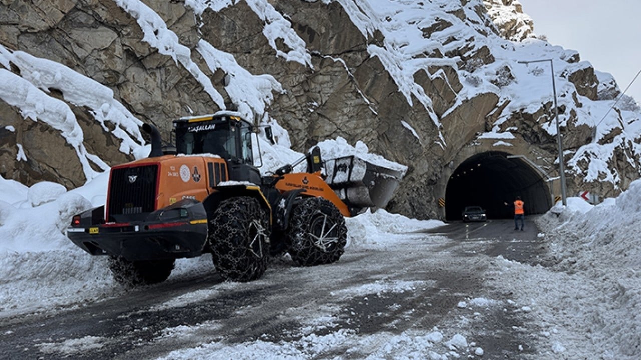 Foto - 100’den fazla çığa engel oldular Savaşın galibi Turuncu yelekliler
