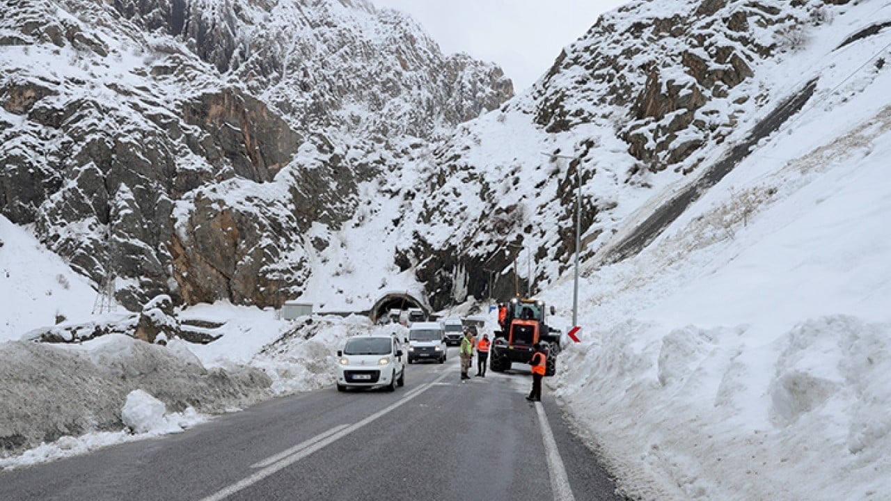 Foto - 100’den fazla çığa engel oldular Savaşın galibi Turuncu yelekliler