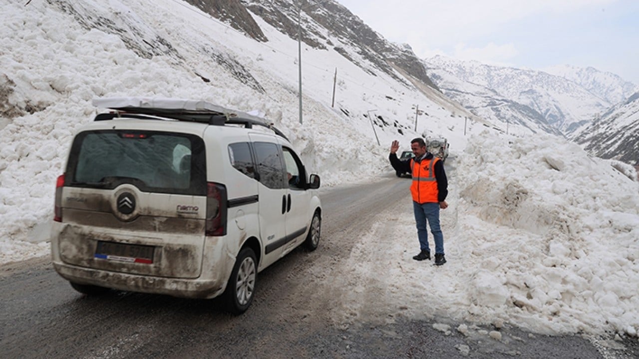 Foto - 100’den fazla çığa engel oldular Savaşın galibi Turuncu yelekliler