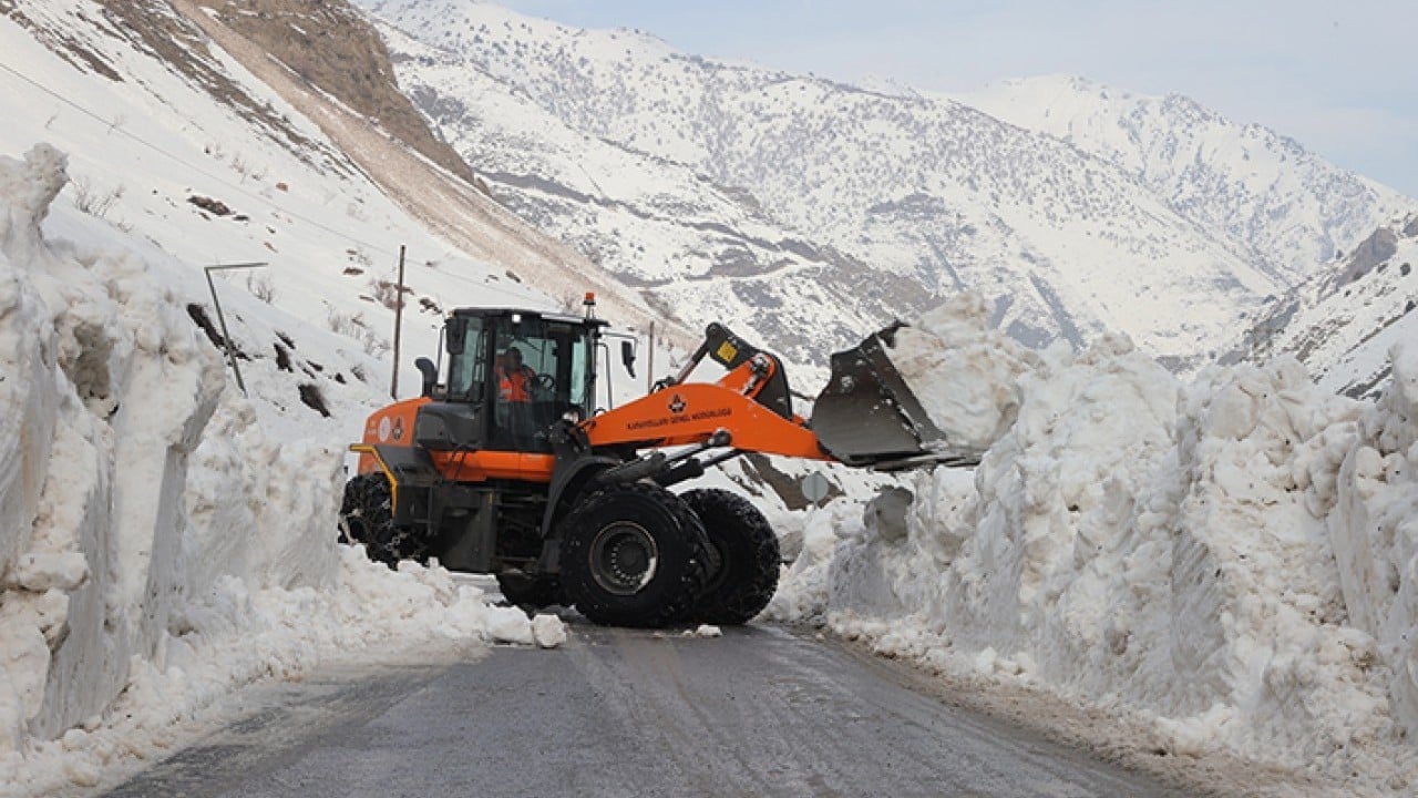 Foto - 100’den fazla çığa engel oldular Savaşın galibi Turuncu yelekliler
