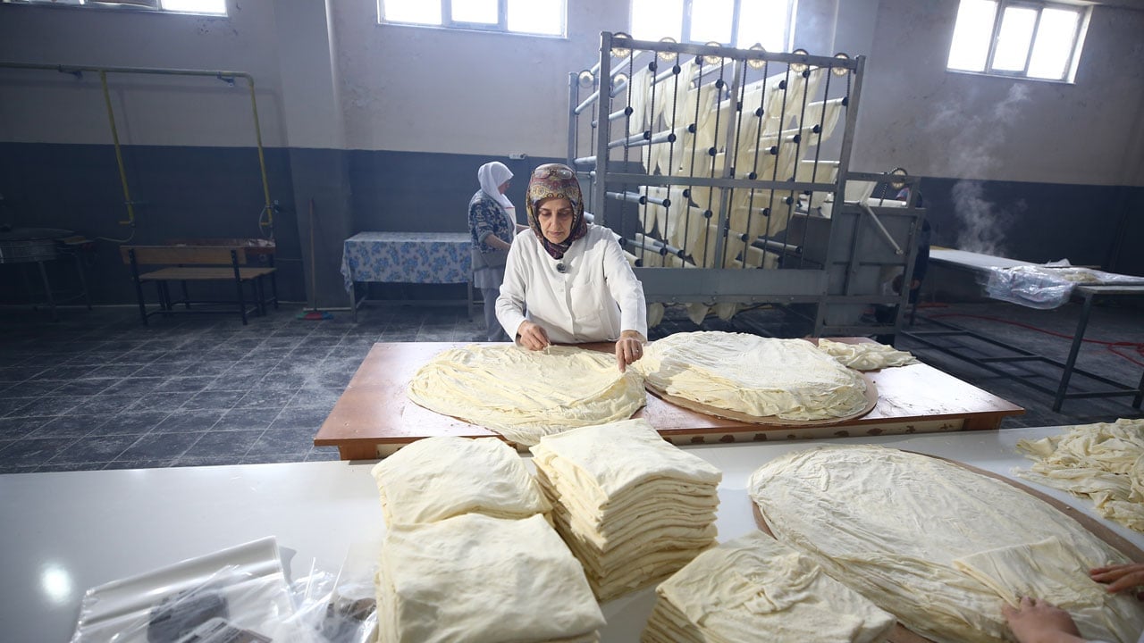 Foto - 11 kadına ekmek kapısı oldu! Bodrum katta başladı işini OSB’ye taşıdı