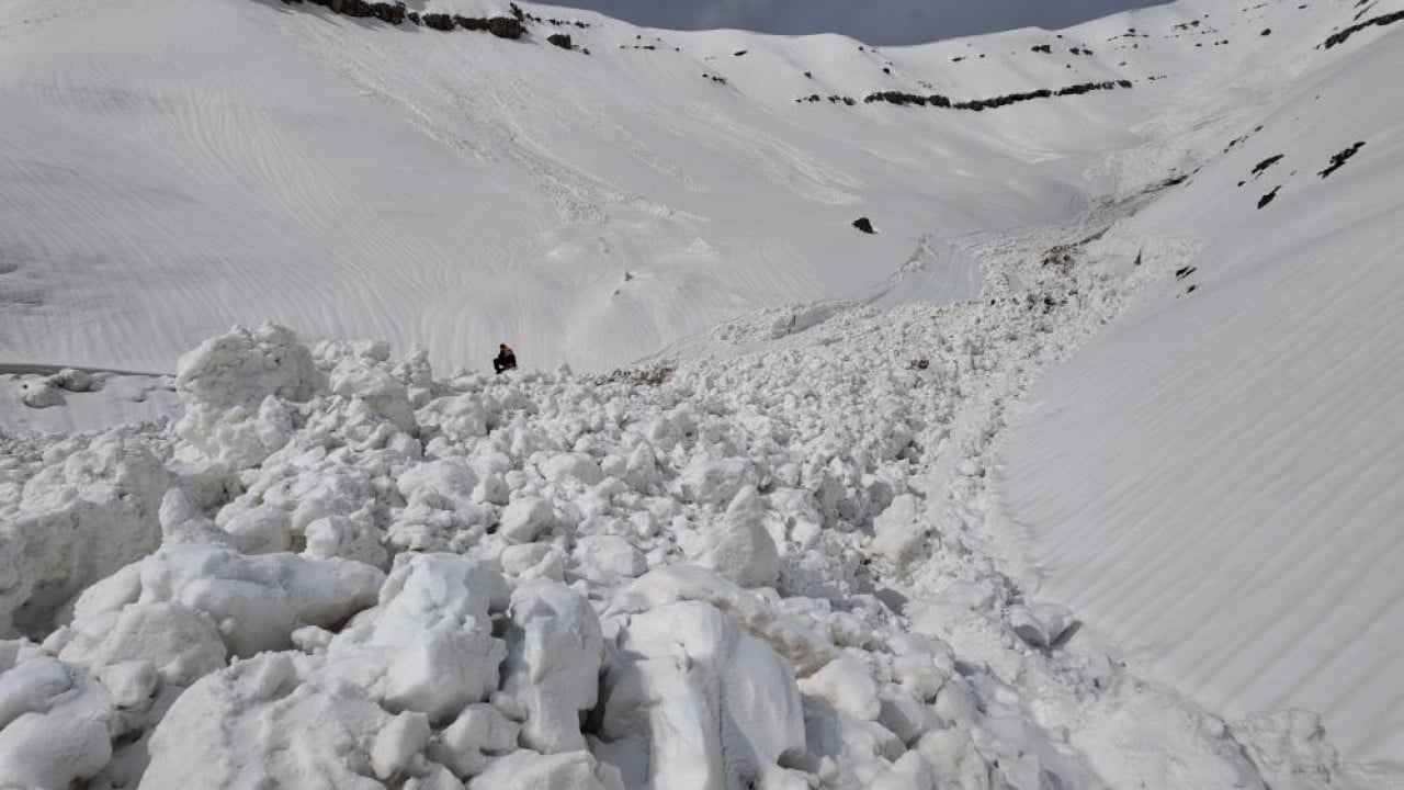 Foto - 11 metre karda 7/24 çalışma Çığın yuttuğu kara yolunu geri aldılar