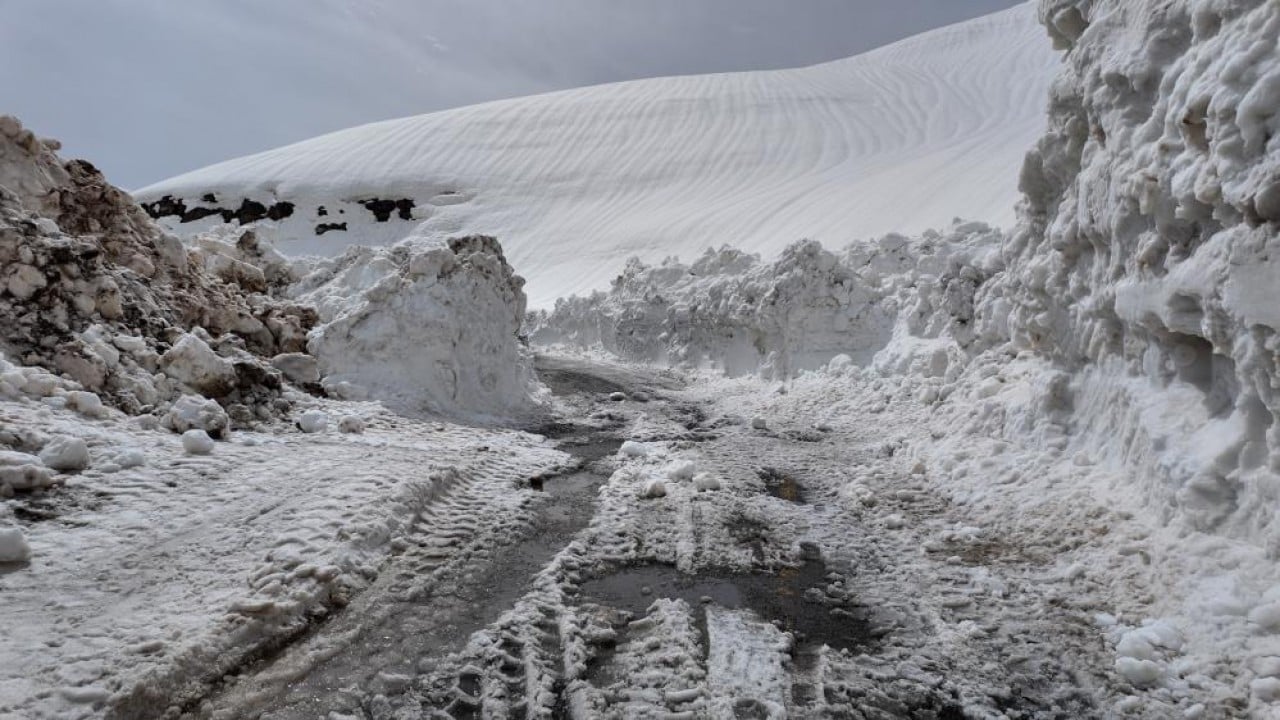Foto - 11 metre karda 7/24 çalışma Çığın yuttuğu kara yolunu geri aldılar