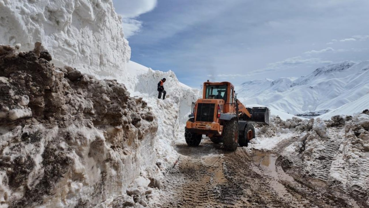 Foto - 11 metre karda 7/24 çalışma Çığın yuttuğu kara yolunu geri aldılar