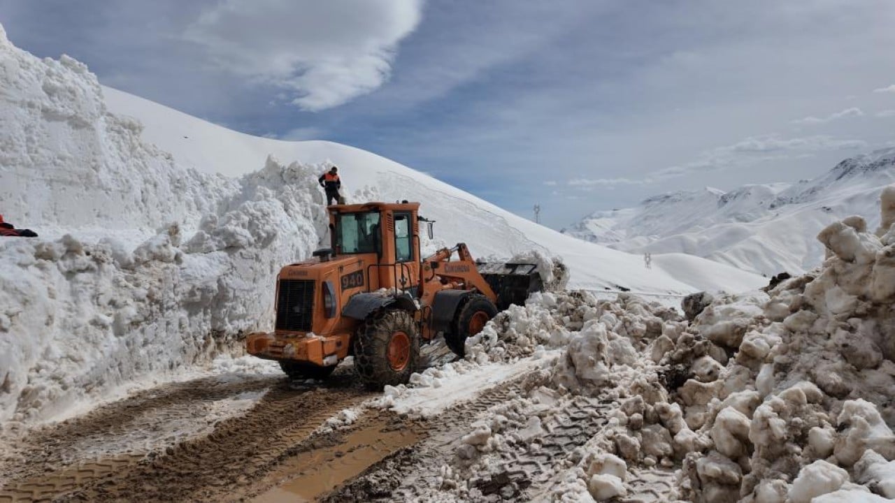 Foto - 11 metre karda 7/24 çalışma Çığın yuttuğu kara yolunu geri aldılar