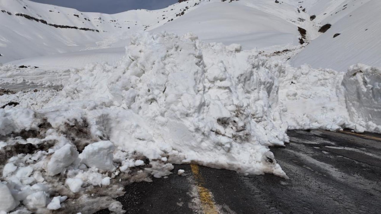 Foto - 11 metre karda 7/24 çalışma Çığın yuttuğu kara yolunu geri aldılar