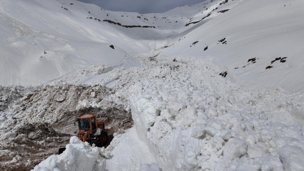 Foto - 11 metre karda 7/24 çalışma Çığın yuttuğu kara yolunu geri aldılar