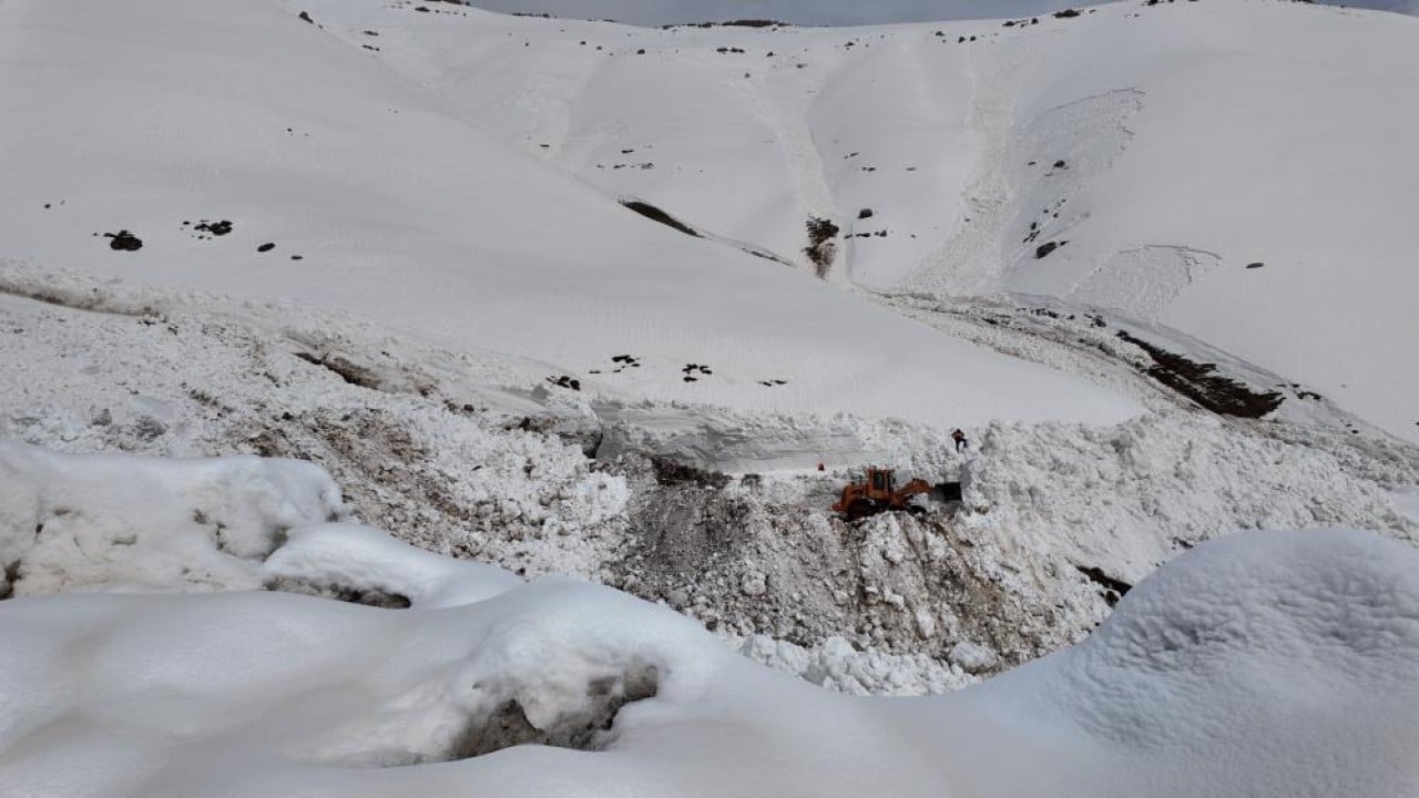 Foto - 11 metre karda 7/24 çalışma Çığın yuttuğu kara yolunu geri aldılar