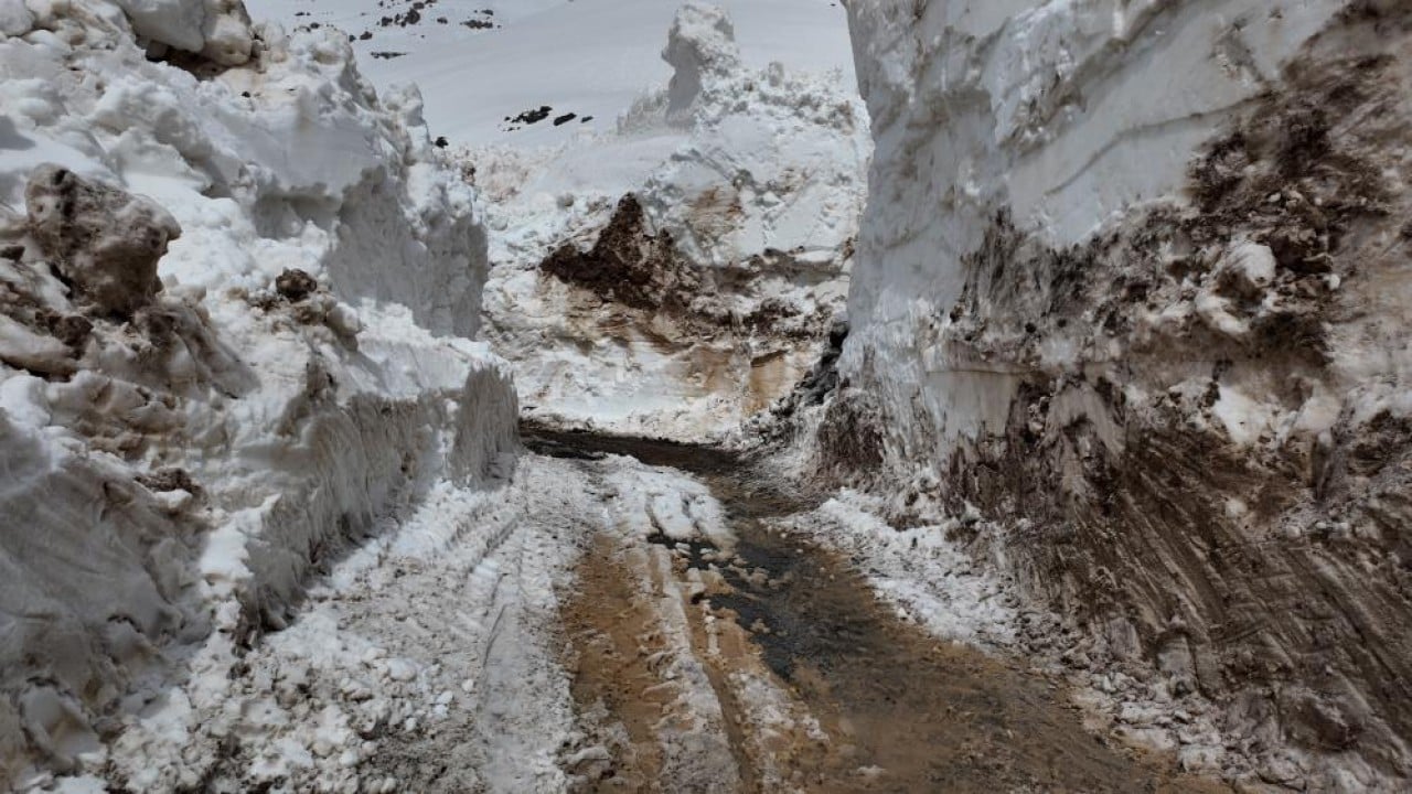 Foto - 11 metre karda 7/24 çalışma Çığın yuttuğu kara yolunu geri aldılar