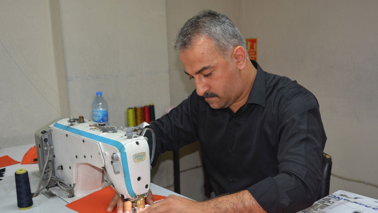 Foto - 11 yaşında ailesinin yükünü omuzladı! 8 makineyle başladı, 40 kişiye ekmek kapısı oldu