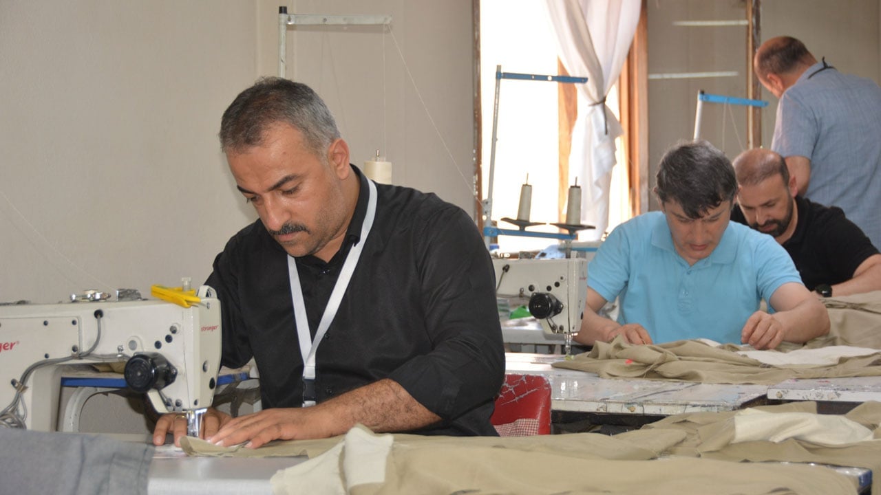 Foto - 11 yaşında ailesinin yükünü omuzladı! 8 makineyle başladı, 40 kişiye ekmek kapısı oldu
