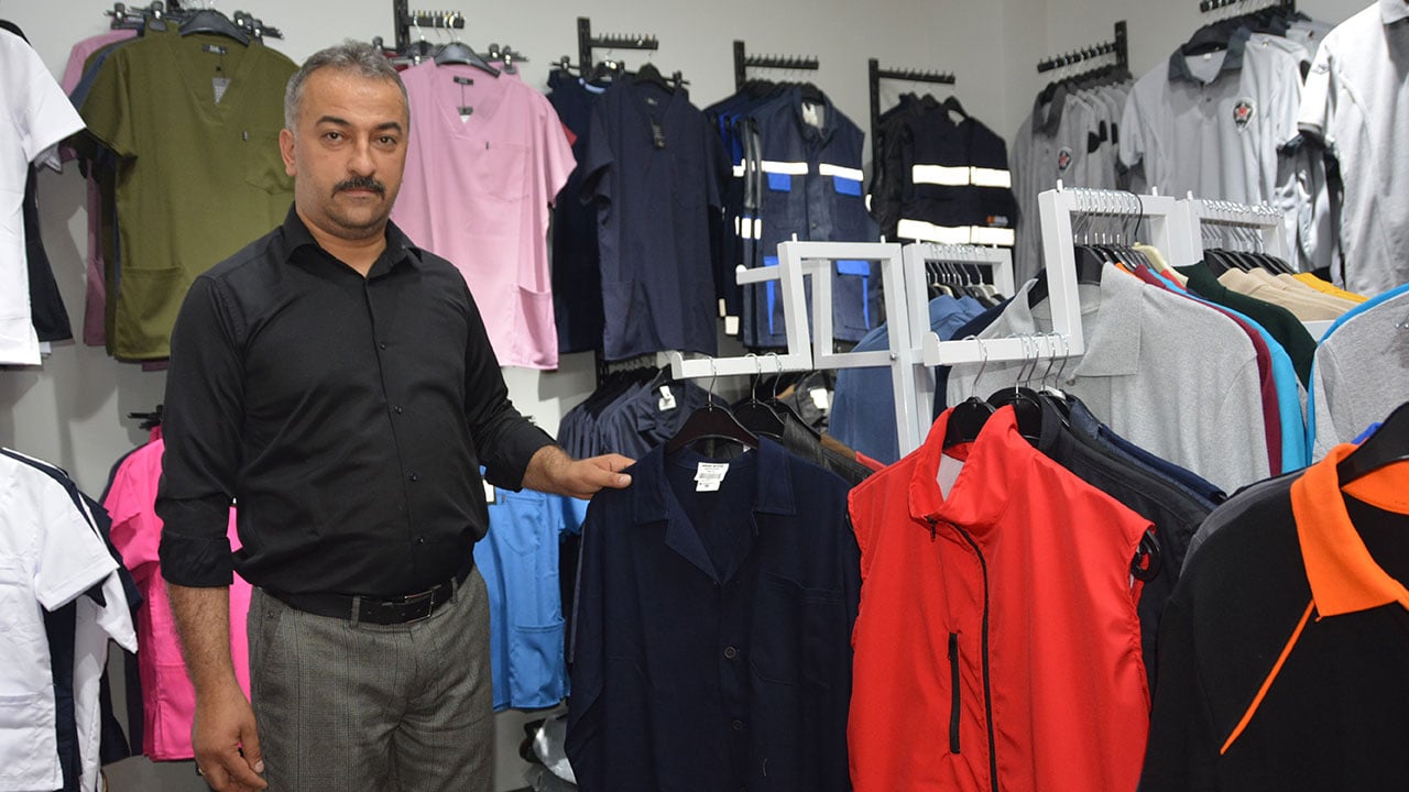 Foto - 11 yaşında ailesinin yükünü omuzladı! 8 makineyle başladı, 40 kişiye ekmek kapısı oldu