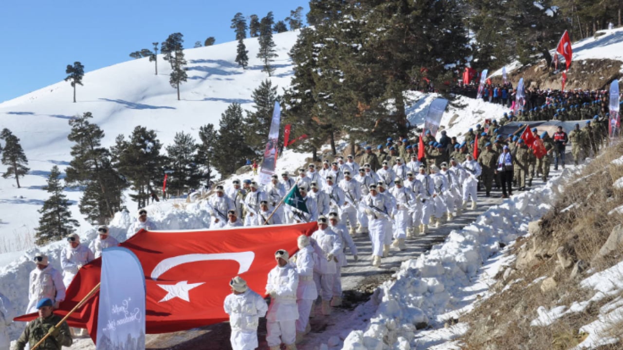 Foto - 111 yıl geçti ama acısı dinmedi! Askerler ve vatandaşlar birlikte yürüdü!