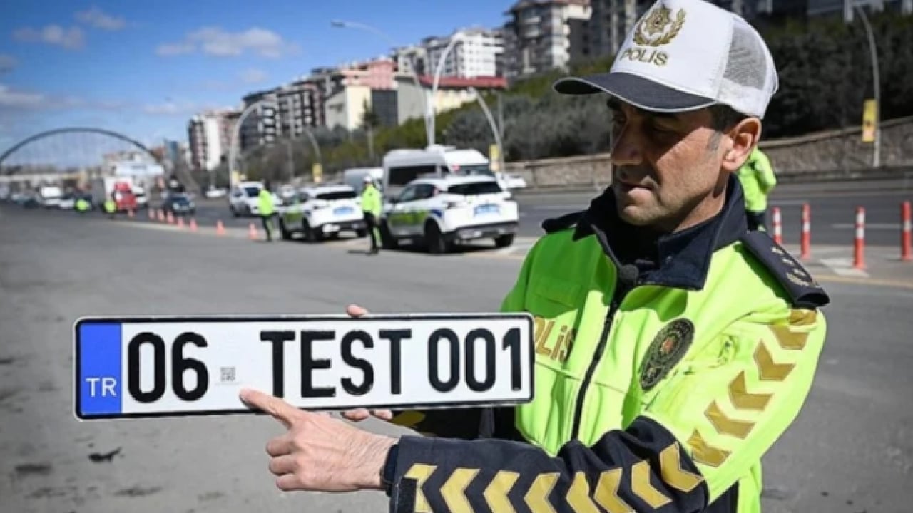 Foto - 140 bin lira cezası var: İşte APP ile normal plakanın farkı!