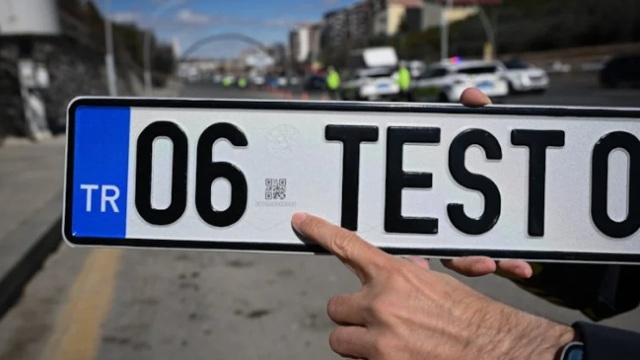 Foto - 140 bin lira cezası var: İşte APP ile normal plakanın farkı!