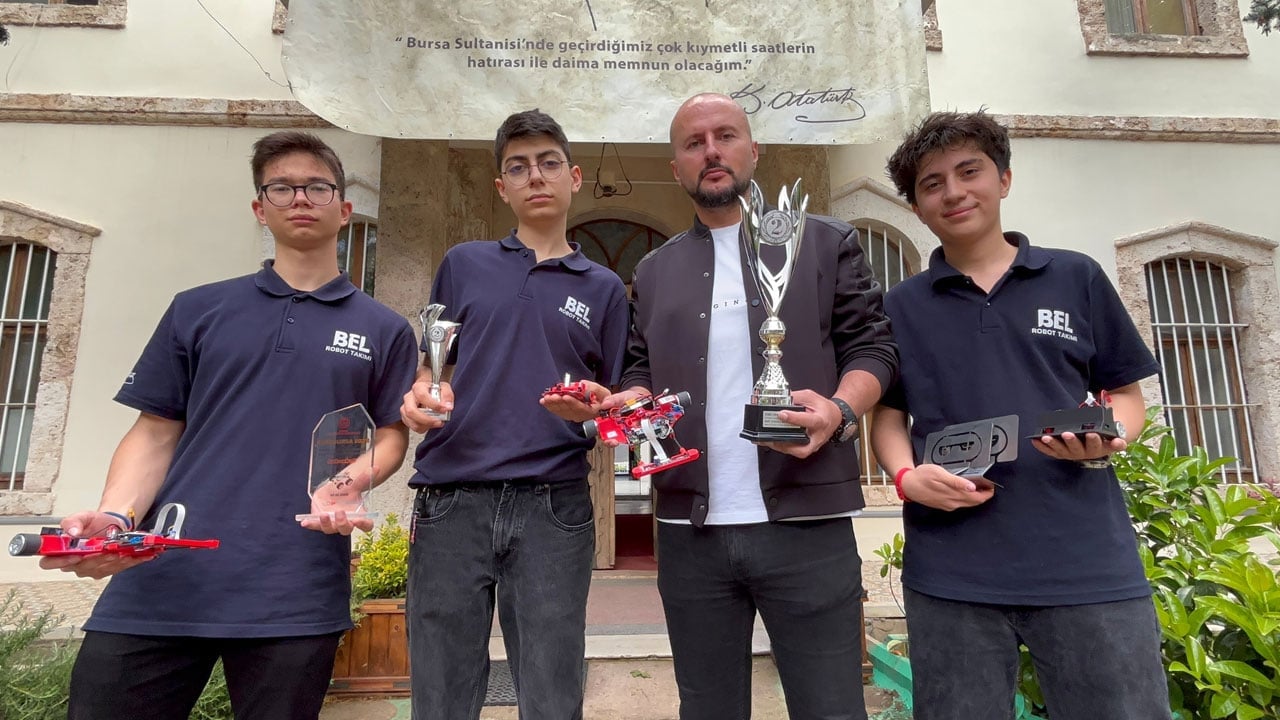 143 yıllık okuldan büyük başarı! Dünya ikincisi liseli robot takımı Güney Kore yolcusu 