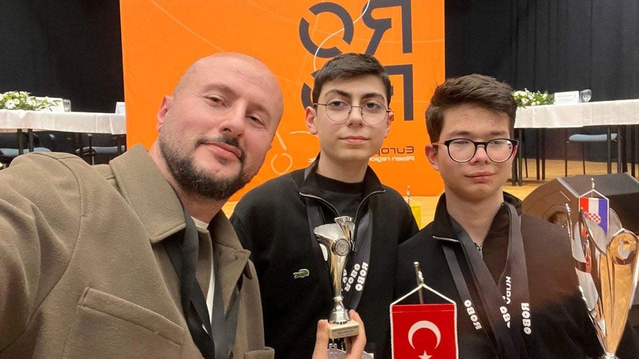 Foto - 143 yıllık okuldan büyük başarı! Dünya ikincisi liseli robot takımı Güney Kore yolcusu 