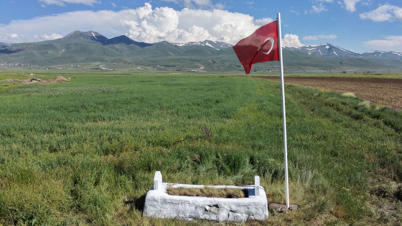 149 yıllık sessiz nöbet gün yüzüne çıktı! Garip Mezar’a mahalleli sahip çıktı