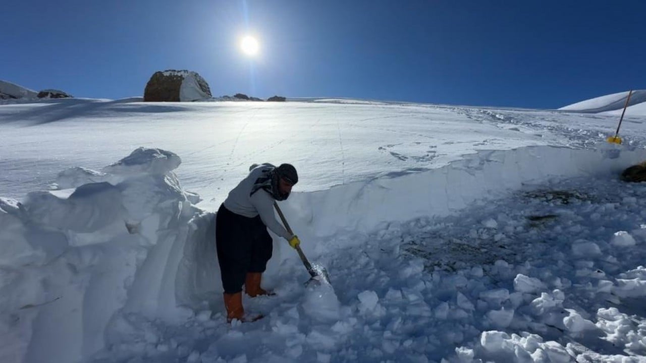 Foto - 1,5 metre kar altında besicilik mücadelesi