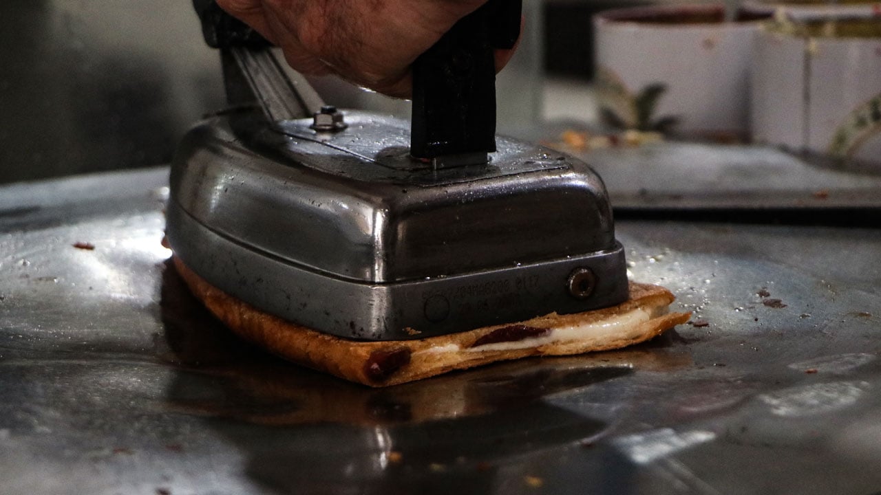Foto - 15 metrekarelik dükkanda yarım asırlık lezzet! 50 yıldır aynı ütüyle tost yapıyor