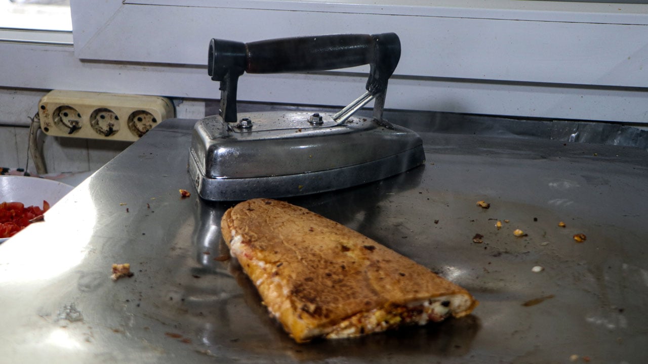 Foto - 15 metrekarelik dükkanda yarım asırlık lezzet! 50 yıldır aynı ütüyle tost yapıyor