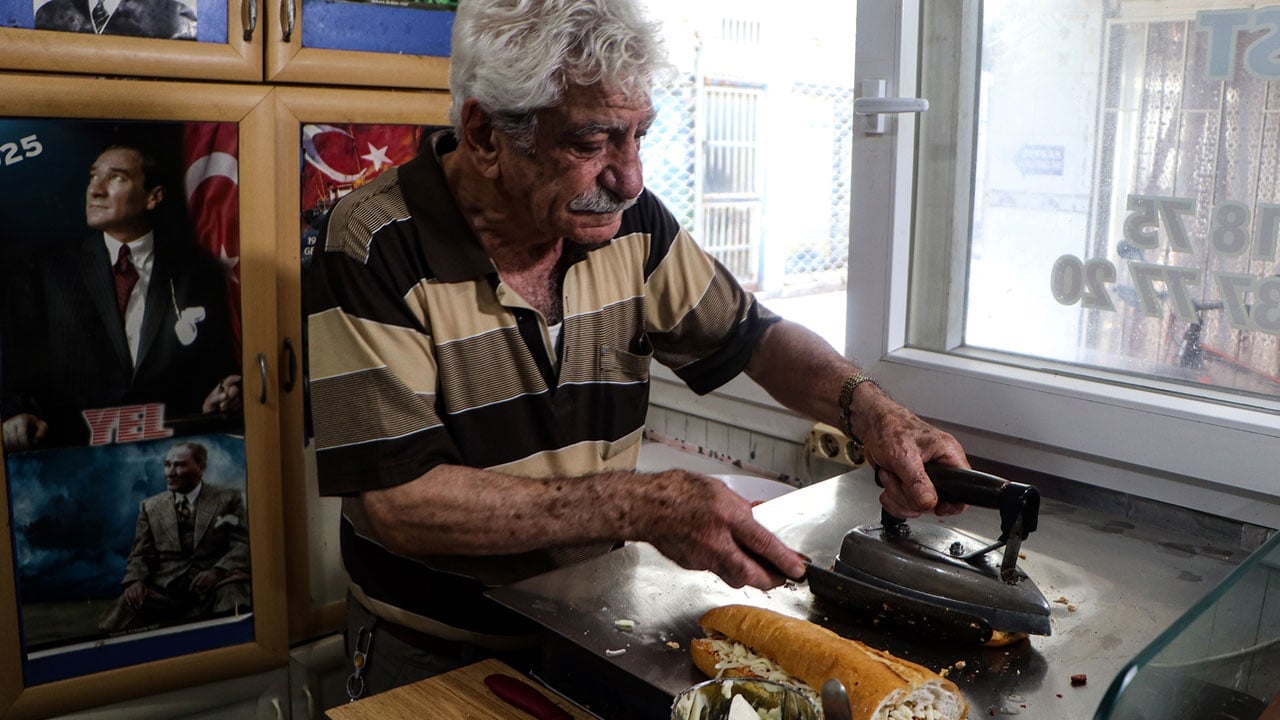 15 metrekarelik dükkanda yarım asırlık lezzet! 50 yıldır aynı ütüyle tost yapıyor