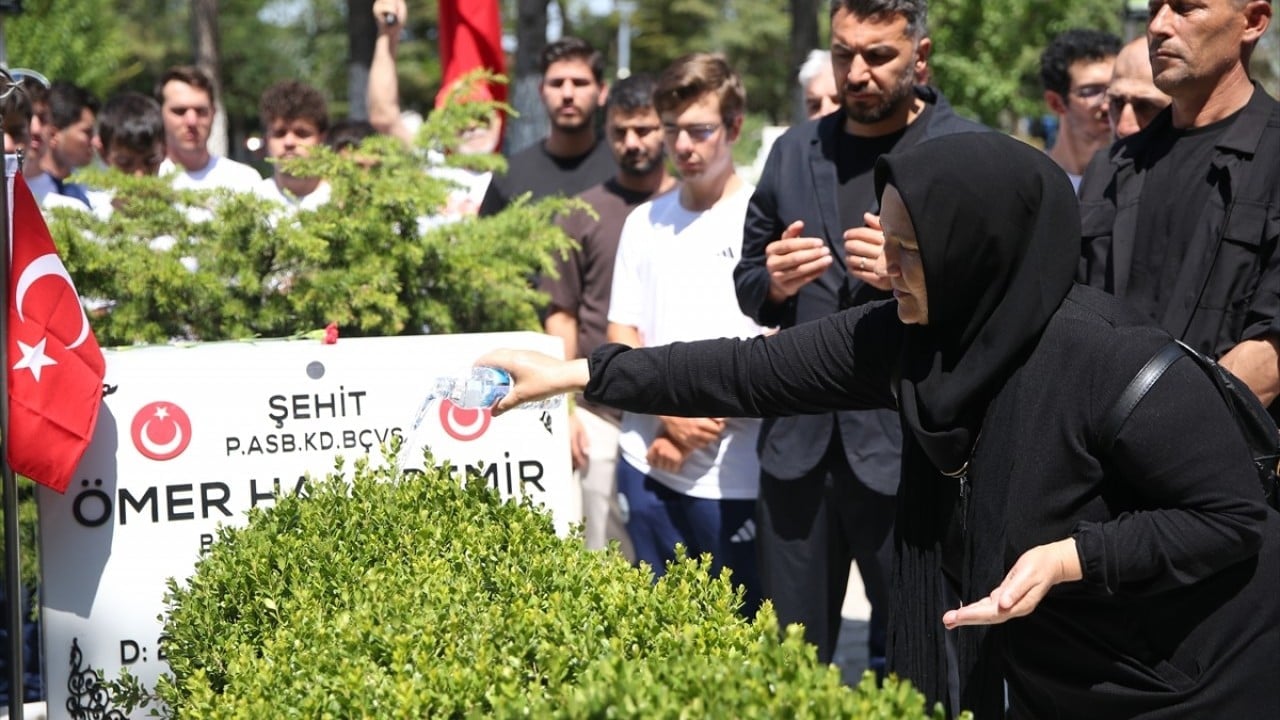 Foto - 15 Temmuz kahramanı şehit Ömer Halisdemir'in kabrinde yoğunluk yaşanıyor