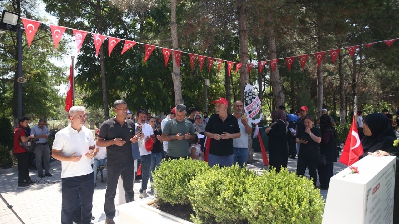 Foto - 15 Temmuz kahramanı şehit Ömer Halisdemir'in kabrinde yoğunluk yaşanıyor