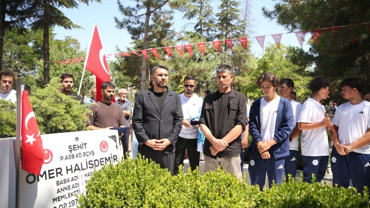 Foto - 15 Temmuz kahramanı şehit Ömer Halisdemir'in kabrinde yoğunluk yaşanıyor