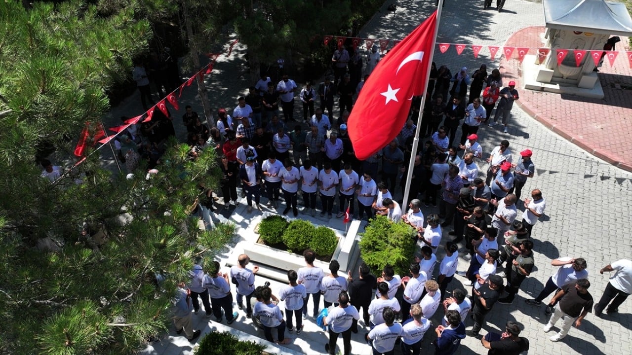 Foto - 15 Temmuz kahramanı şehit Ömer Halisdemir'in kabrinde yoğunluk yaşanıyor