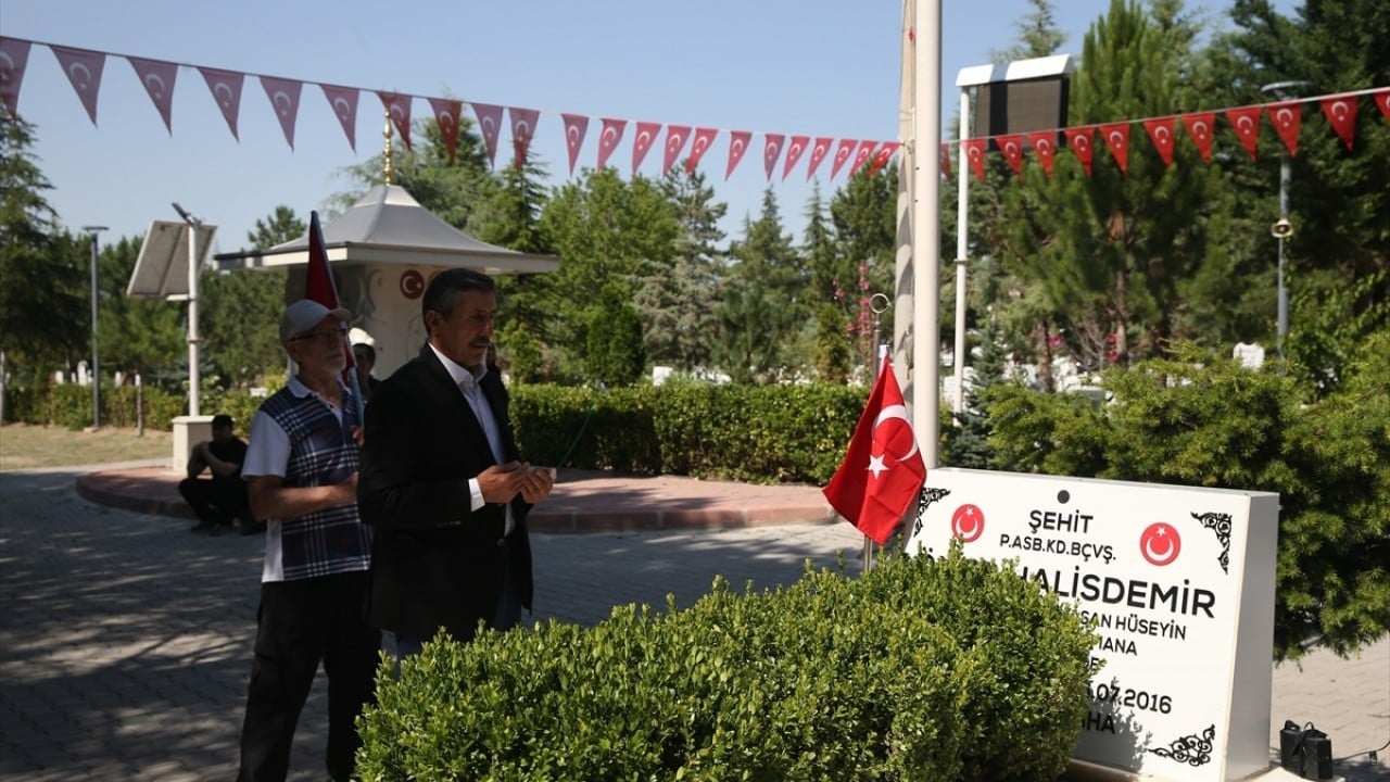 Foto - 15 Temmuz kahramanı şehit Ömer Halisdemir'in kabrinde yoğunluk yaşanıyor